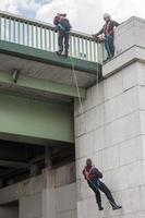 Paris, França - 3 de maio de 2016 - bombeiros em ação em uma ponte foto