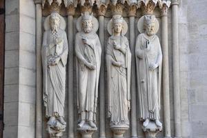 detalhe da estátua da fachada de notre dame foto