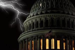 Relâmpago na vista do Capitólio de Washington DC à noite foto