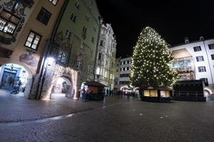 Innsbruck, Áustria - 29 de dezembro de 2015 - rua da cidade com luz de Natal foto