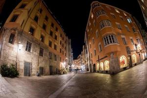 Innsbruck, Áustria - 29 de dezembro de 2015 - rua da cidade com luz de Natal foto