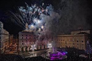 feliz ano novo fogos de artifício em fundo preto em Gênova, Itália foto