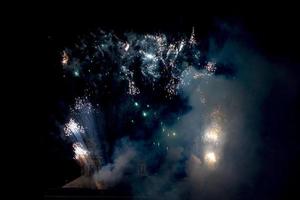 feliz ano novo fogos de artifício em fundo preto foto