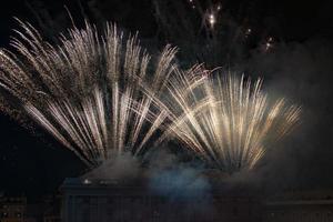 feliz ano novo fogos de artifício em fundo preto foto