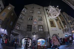 Innsbruck, Áustria - 29 de dezembro de 2015 - rua da cidade com luz de Natal foto
