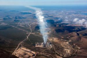 fazenda elétrica de usina de carvão fuma enquanto polui vista aérea do ar foto