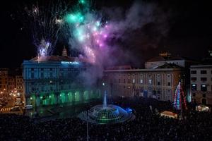 Gênova, Itália - 19 de dezembro de 2015 - feliz ano novo e feliz natal fogos de artifício foto