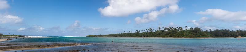 homem pescando na lagoa muri polinésia vista do paraíso tropical da ilha cook foto