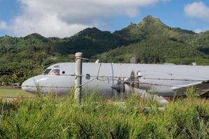 avião militar atrás de arame farpado foto