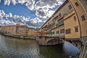 florença ponte vecchio em dia ensolarado foto