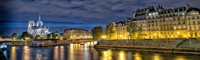 paris cúpula de notre dame à noite foto