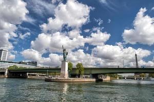 estátua da liberdade de paris no rio foto