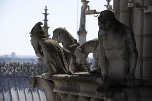 escultura e telhado da estátua da catedral de notre dame paris antes do incêndio foto