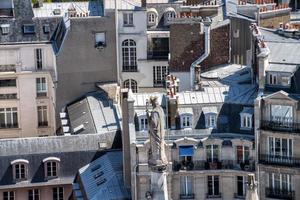 telhados de paris e construção de vista da cidade foto