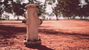 velho hidrante enferrujado no deserto foto