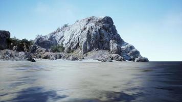 8k vista na ilha rochosa tropical no oceano turquesa foto