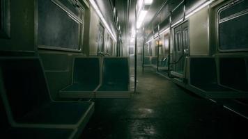 8k trem de metrô de metal vazio na cidade de chicago foto