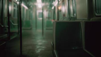 8k trem de metrô de metal vazio na cidade de chicago foto