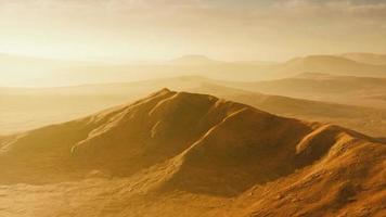 panorama de dunas vermelhas e montanhas foto