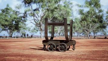 velho carrinho de mineração enferrujado no deserto foto