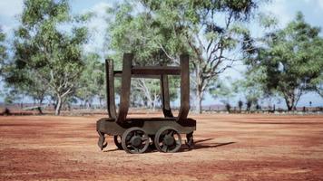 velho carrinho de mineração enferrujado no deserto foto