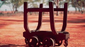 velho carrinho de mineração enferrujado no deserto foto