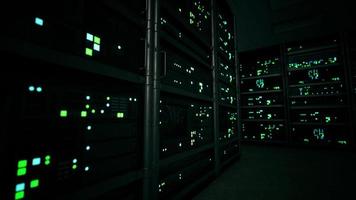 data center com várias fileiras de racks de servidores totalmente operacionais foto