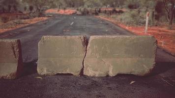 velhos blocos de barreira de estrada de concreto enferrujado foto