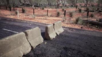 velhos blocos de barreira de estrada de concreto enferrujado foto