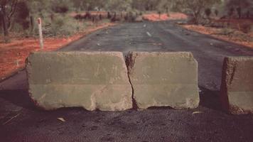 velhos blocos de barreira de estrada de concreto enferrujado foto