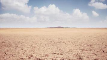 terra seca rachada sem água foto