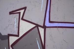 fragmento de close-up de um desenho de grafite aplicado à parede por tinta aerossol. imagem de fundo de uma composição moderna de linhas e áreas coloridas. conceito de arte de rua foto