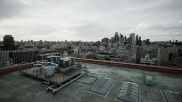 chaminé de inox no telhado plano da cidade foto