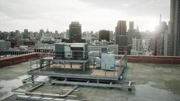 o telhado do prédio com vista para arranha-céus na cidade foto