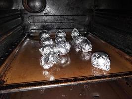 batatas assadas no forno da cozinha foto