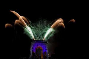 feliz ano novo e feliz natal fogos de artifício no arco do triunfo foto