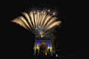 feliz ano novo e feliz natal fogos de artifício no arco do triunfo foto