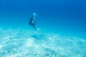 linda garota latina mexicana mergulhando no mar de cortez foto