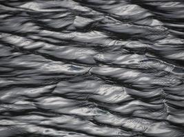 textura da água com reflexo da luz do sol parecendo metal líquido foto