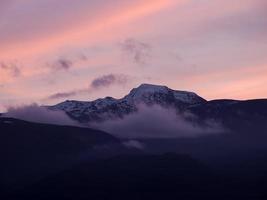 vista do vale ao redor da pedra de bismantova uma formação rochosa nos apeninos toscanos-emilianos ao pôr do sol foto