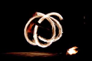 dança do fogo, ilhas Cook, dançarina polinésia com poste de chamas foto