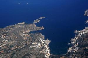 paisagem aérea de malta do avião foto