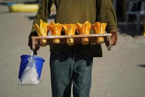 vendedor de frutas para venda na praia de areia mexicana foto