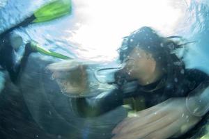 linda garota latina mexicana mergulhando no mar de cortez foto