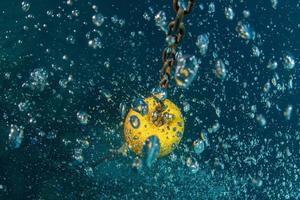 bolhas de mergulhador perto de corda de barco debaixo d'água foto