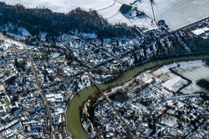vista aérea da região de paris do rio sena no inverno gelo frio e neve foto