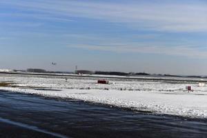 paris, frança - 10 de fevereiro de 2018 - aeroporto de paris coberto pela neve foto