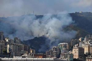 Gênova, Itália - 9 de agosto de 2017 - queima de fogo perto da cidade foto