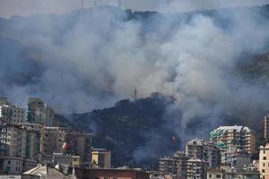 Gênova, Itália - 9 de agosto de 2017 - queima de fogo perto da cidade foto