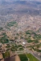 campos cultivados perto da cidade do méxico vista aérea panorama da paisagem urbana foto